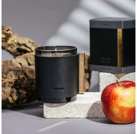 Vonná svíčka SLEEK LEATHER Amber Musk 225 G 708541