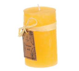 Svíčka, tvar válec - bez vůně, parafín, barva žlutá.
